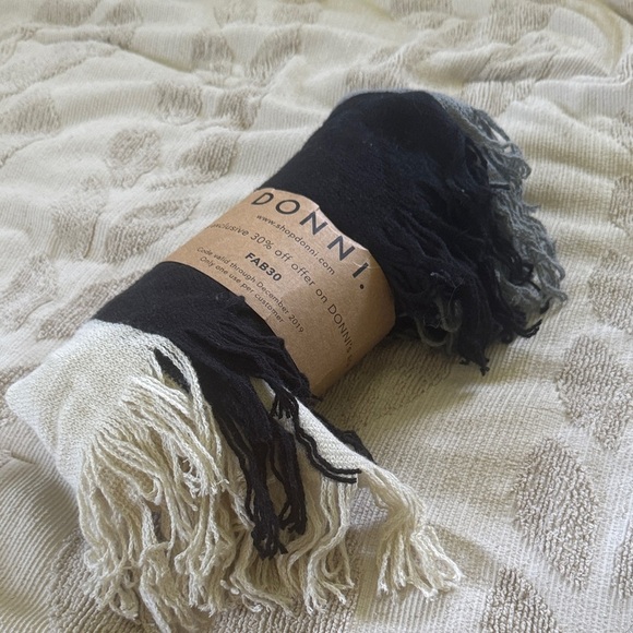 NWT DONNI. Black Cream Grey Tri Color Fringe Scarf - Picture 2 of 4
